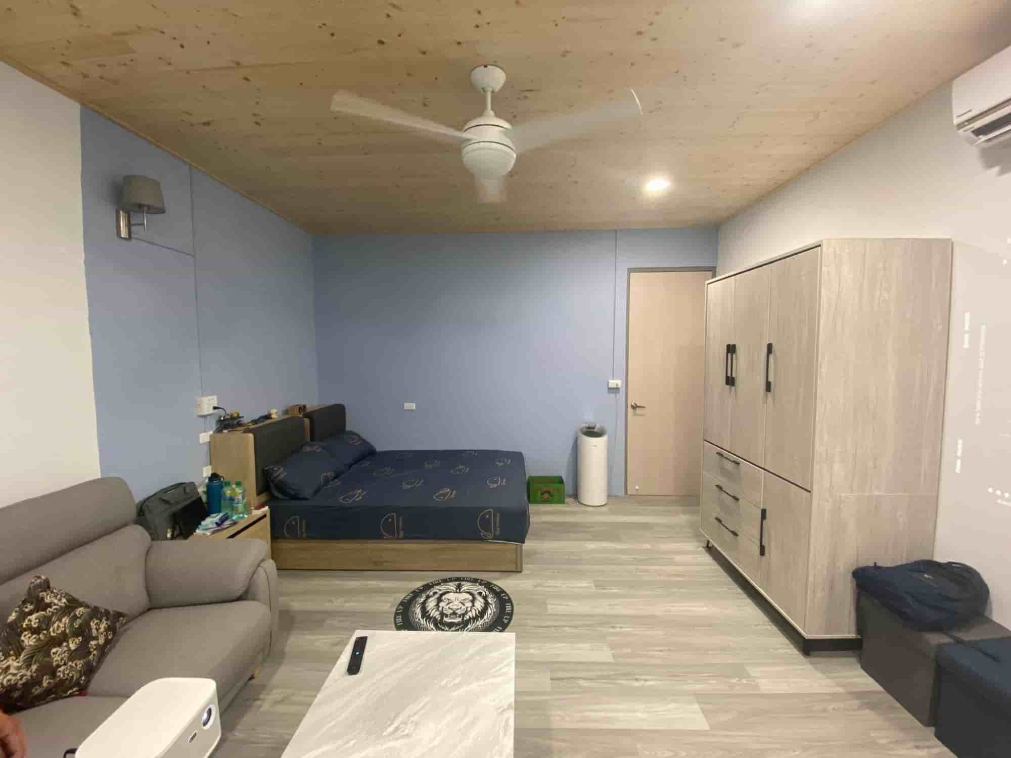 從客廳開始鋪地板，因為很喜歡這樣的效果，兒子房間也改造了！