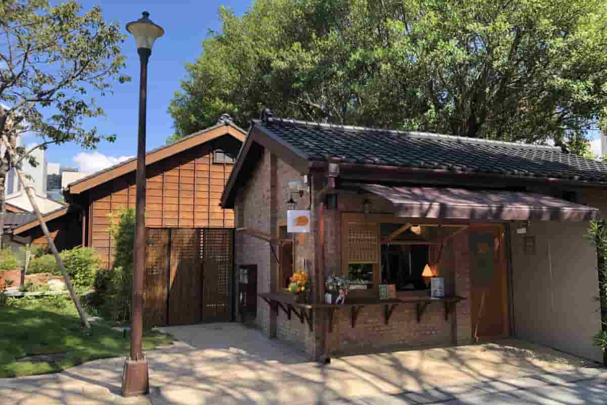 古蹟裡的鬆餅瓦芙店 紅磚牆面、木造建築展現日式簡約風格