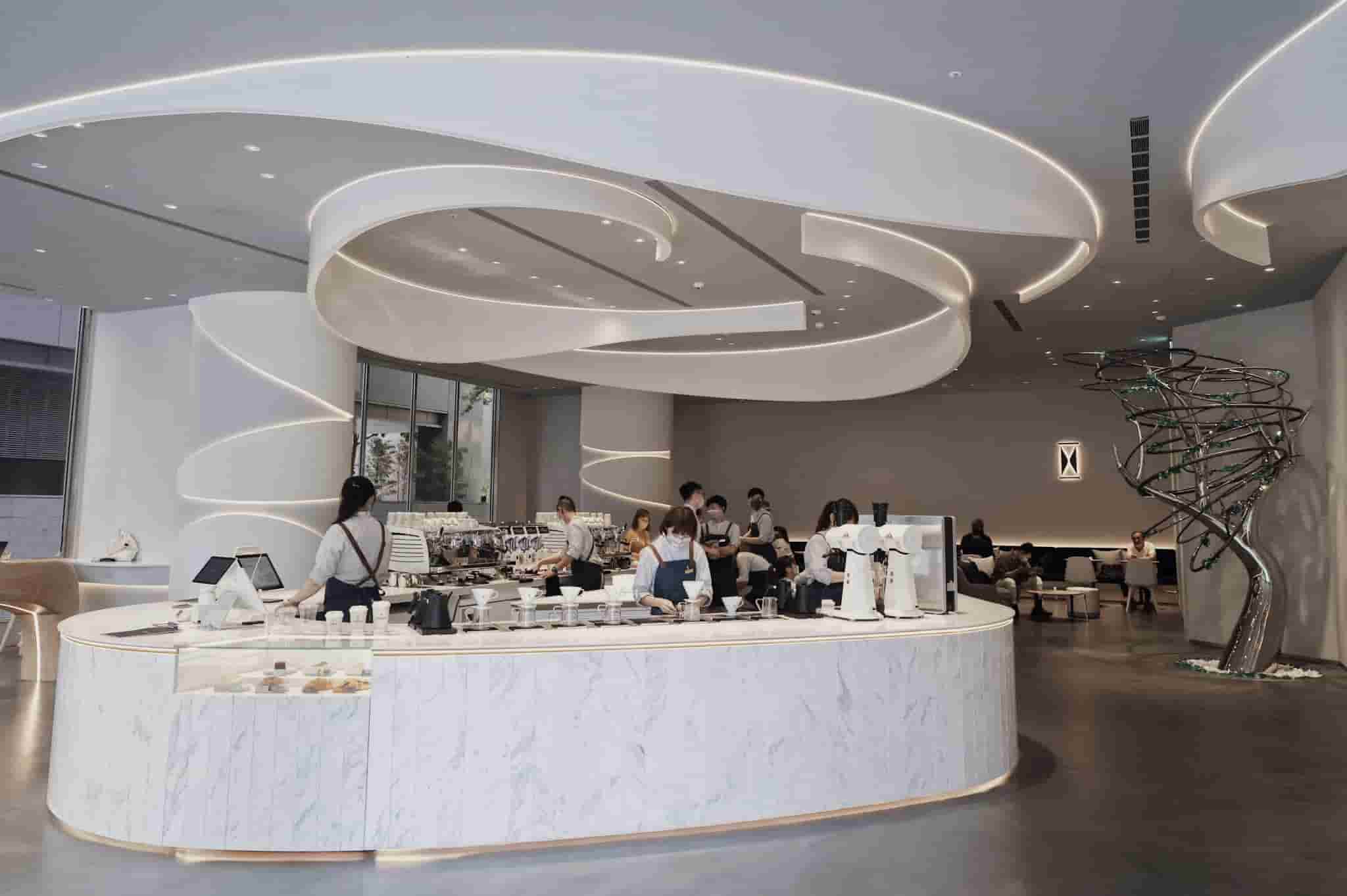 信義區極簡百坪咖啡廳「CURISTA COFFEE奎士咖啡」環狀大理石吧台彷彿置身藝廊！