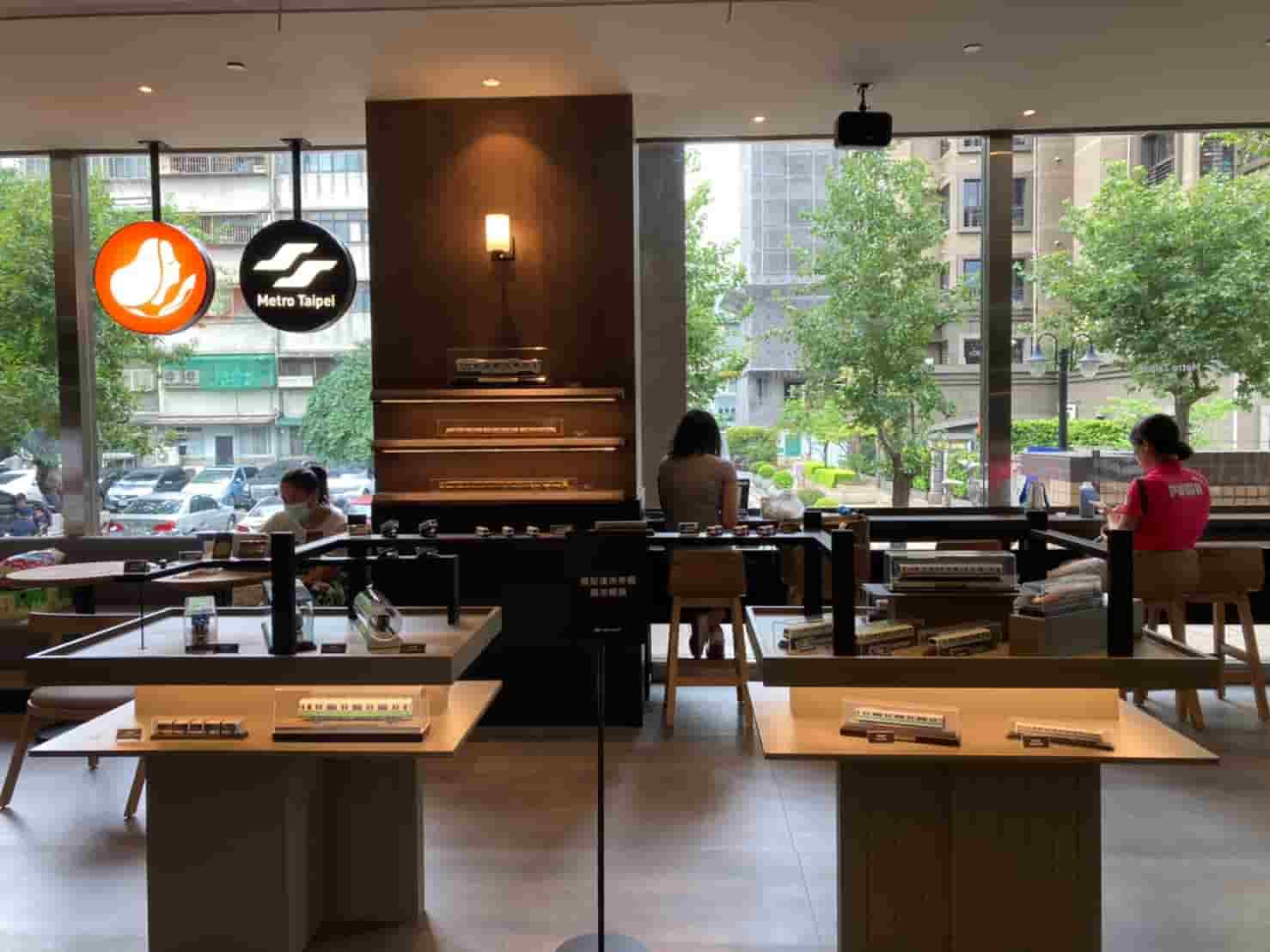 北捷 X 路易莎聯名門市再＋1 擬真捷運「旗艦號」成熱門打卡景點