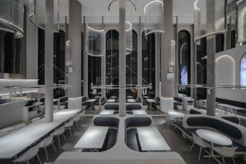 白色系輕奢風＋造型燈具貳樓進駐微風南山！絕美挑高空間搭配大面落地窗一定要來朝聖