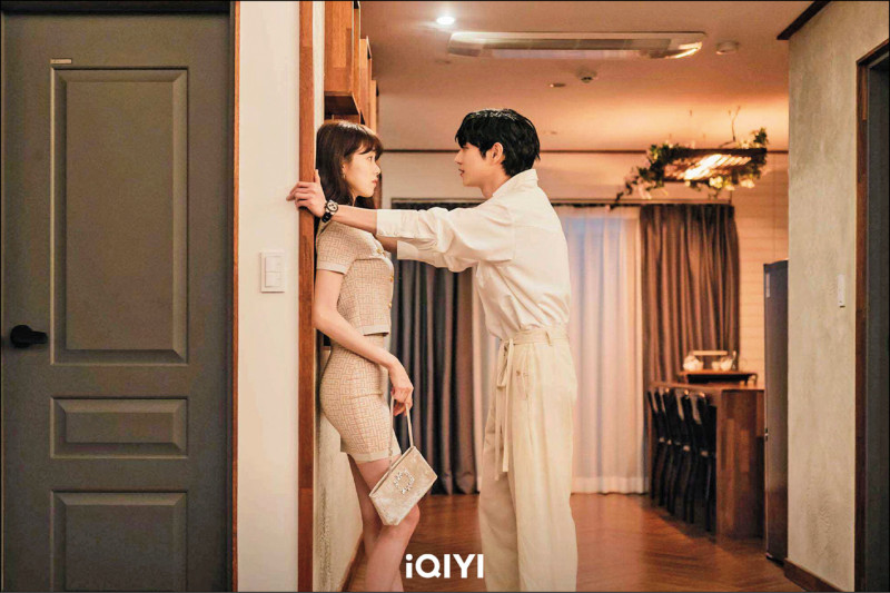 韓劇《流星》李聖經同款超美客餐廳 木質傢俱＋繽紛牆面、軟裝這樣佈置就對了！