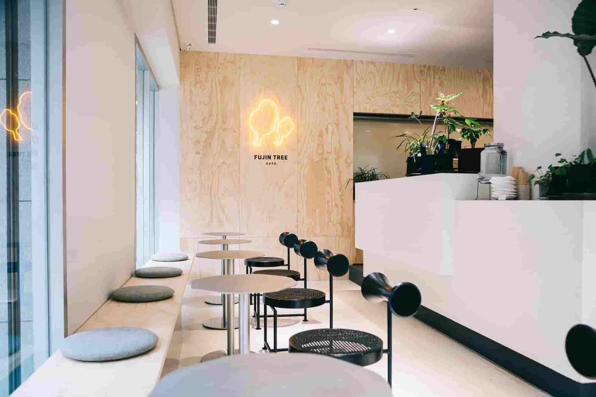 富錦樹咖啡中山店溫暖木作搭配銀灰色桌椅 融入地域性氛圍夜晚化身時髦酒吧!