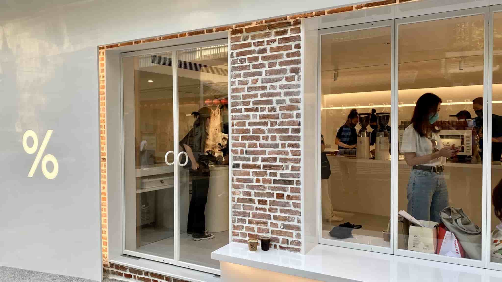 不用出國就喝得到！日本京都「% Arabica」咖啡 全白空間設計＋台灣特色紅磚元素落腳台北象山